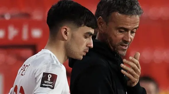 پدری: انریکه می‌تواند بگوید از صخره بپرید و شما اینکار را خواهید کرد