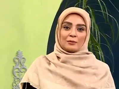 فیلم / عذرخواهی مجری معروف تلویزیون به‌دلیل اشتباه لفظی در هنگام عرض تسلیت!/ عذر می‌خوام که...