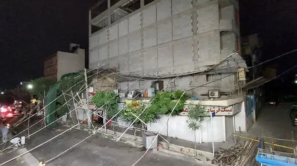 سقوط داربست های ساختمان 6 طبقه وسط خیابان تهران