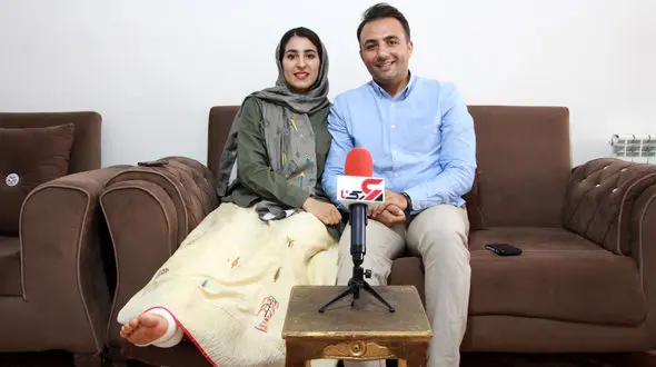 فیلم  گفتگو با عروس و داماد جوان  پس از معجزه زنده ماندن در سقوط سنگ بزرگ روی خودرویشان