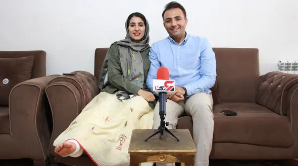 فیلم  گفتگو با عروس و داماد جوان  پس از معجزه زنده ماندن در سقوط سنگ بزرگ روی خودرویشان