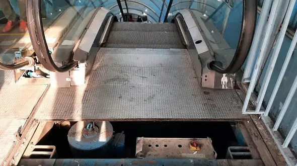 سقوط یک نابینا از پله برقی بی‌آرتی دروازه دولت تهران