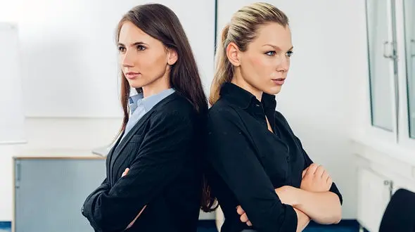 4 حقیقت در مورد افرادی که پشت سر شما صحبت می کنند / مراقب باشید !