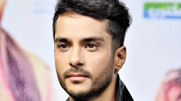 ساعد سهیلی با یک تیپ متفاوت ظاهر شد