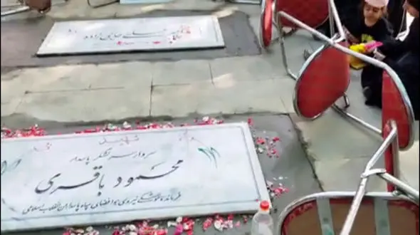 فیلم دیده نشده از نصب سنگ مزار ساده سردار حاجی زاده و باقری در کنار هم