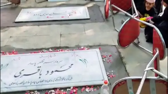 فیلم دیده نشده از نصب سنگ مزار ساده سردار حاجی زاده و باقری در کنار هم