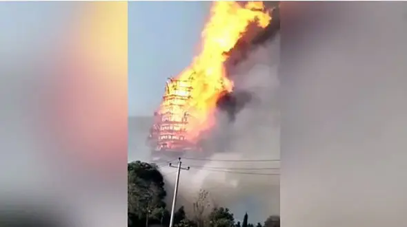 آتش‌سوزی در بلندترین برج چوبی آسیا + عکس
