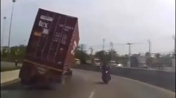 ببینید / لحظه چپ کردن ناگهانی تریلی در هنگام پیچیدن در پیچ جاده + فیلم