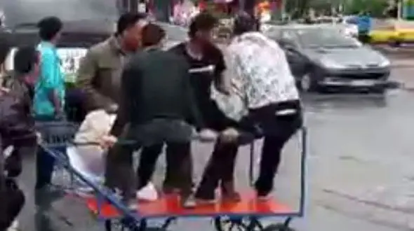 اتفاقی عجیب در بارندگی کرج  / 500 تومان هزینه عبور دادن با گاری از عرض خیابان + عکس 