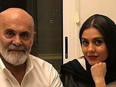 عکس / اولین رونمایی از رهمسر واقعی جمشید هاشم پور در فرش قرمز / جوان و شیک با کفش های توری و گل سرخی در دست ...
