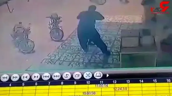 کتک خوردن فجیع پسربچه دستفروش توسط مامور شهرداری / در بوشهر رخ داد+فیلم