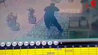 کتک خوردن فجیع پسربچه دستفروش توسط مامور شهرداری / در بوشهر رخ داد+فیلم