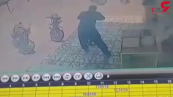 کتک خوردن فجیع پسربچه دستفروش توسط مامور شهرداری / در بوشهر رخ داد+فیلم