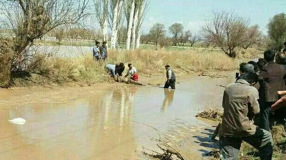 کشف جسد قربانی سیل آذرشهر از میان گل و لای + عکس 