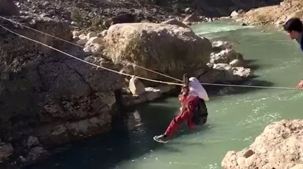 پایان عبور پرخطر از رودخانه و معلمی که مدرسه ساخت 