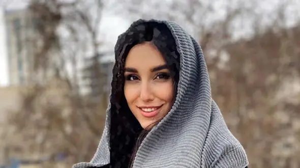 تصویری از فاز هنری نگار نیکدل با ژست نوبرانه/ عکس سیاه و سفید با چتری های جذاب