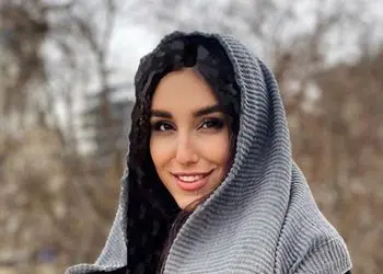 تصویری از فاز هنری نگار نیکدل با ژست نوبرانه/ عکس سیاه و سفید با چتری های جذاب