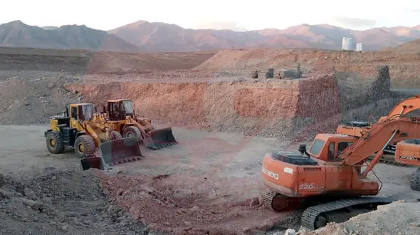 عملکرد ضعیف وزارت راه و شهرسازی در پروژه های مسکن ملی هشتگرد / پس از 2 سال فقط یک گودال؟! + تصاویر 