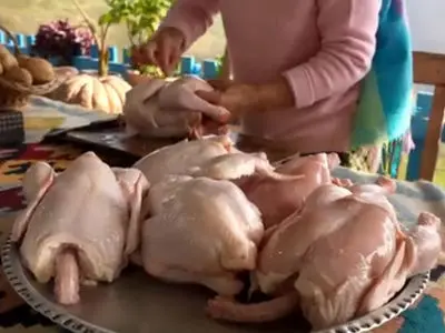 لذت چشیدن غذاهای اصیل روستایی ایران؛ مرغ تنوری و نانی از دل کوهستان / فیلم