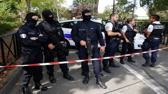 پلیس فرانسه به‌دنبال چاقوکش فراری

