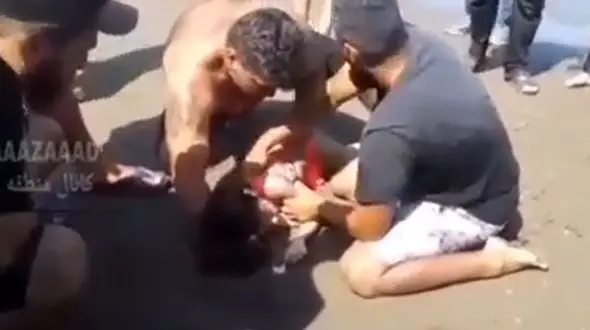 ببینید / فیلم حیرت آور از نجات کودک ۸ ساله از مرگ با هوشیاری غریق نجات ها در بابلسر 