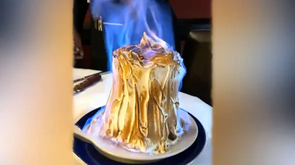 نحوه آتش زدن خامه برای کیک پزی + فیلم