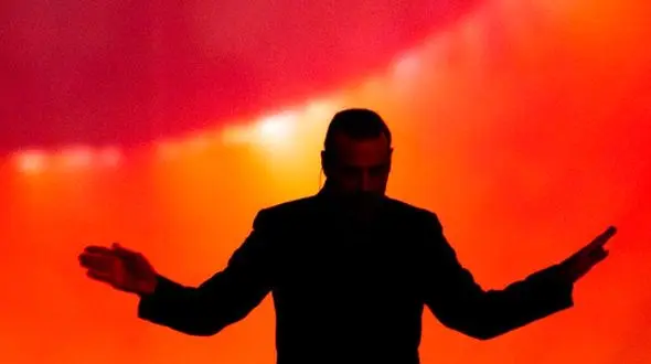 فیلم کنسرت باشکوه و پرقدرت علیرضا قربانی در ورزشگاه آزادی ! / همخوانی شگفت انگیز ۷ هزار نفری ترکاند !