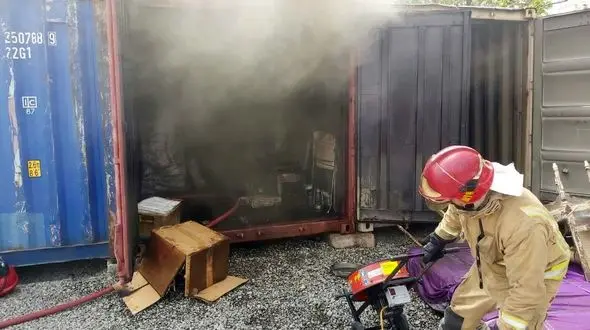 آتش سوزی 3 کانتینر و سوله در جاده مخصوص + عکس