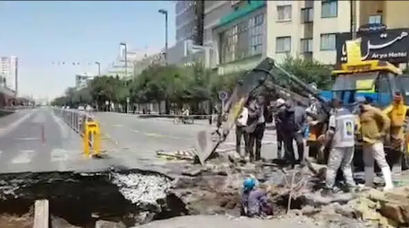 فیلم فرونشست ناگهانی زمین در مسیر ایستگاه قطار شهری مشهد 