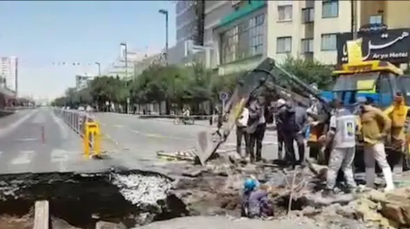 فیلم فرونشست ناگهانی زمین در مسیر ایستگاه قطار شهری مشهد 