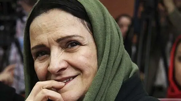 عکس خاص خانم بازیگر با گلاب آدینه 
