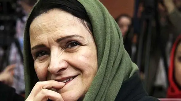 عکس خاص خانم بازیگر با گلاب آدینه 