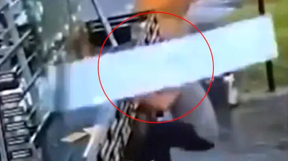 فیلم عجیب از خوشانسی مرد جوان که زنده ماند / او باید در این حادثه خونی مالی می شد!