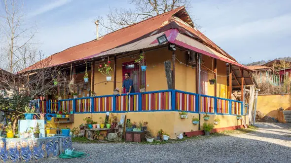 جوان دهه هفتادی ای که میراث پدری اش را بجای برج سازی به اقامتگاه بوم گردی تبدیل کرد 