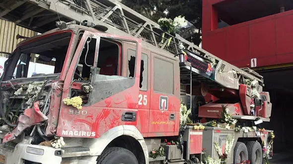 گل‌باران ماشین‌ آتش‌نشانی آسیب دیده در حادثه پلاسکو+ عکس