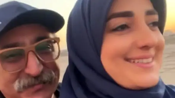 فیلم / موتورسواری عاشقانه ستاره سادات قطبی و شهرام شکیبا در ساحل دریا /  عشق با 14 سال تفاوت سنی به این زوج میگن ....