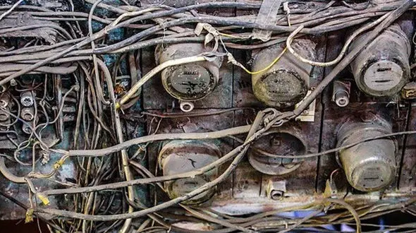 بی توجهی خطرناک به سیمکشی های فرسوده بازار تهران/ چرا شرکت توزیع نیروی برق تهران فقط یک پیمانکار به بازاریان معرفی کرده ؟/ بازاریان: این پیمانکار بی جهت هزینه زیادتری دریافت می کند!