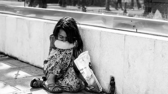 کودکان کار در روزهای کرونایی، بدون تعطیلی سر چهارراه های شهر 