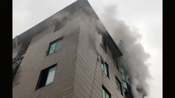 آتش سوزی در کارگاه تولید چرم در خیابان جمهوری + فیلم