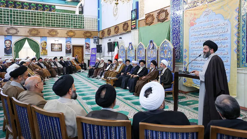  آیت‌الله سید ابراهیم رئیسی در پنجمین نشست رمضانی خود بعد از ظهر یکشنبه با جمعی از «علما و روحانیون حوزه‌های علمیه ، ائمه جماعات و نخبگان جامعه روحانیت» به گفتگو نشست.