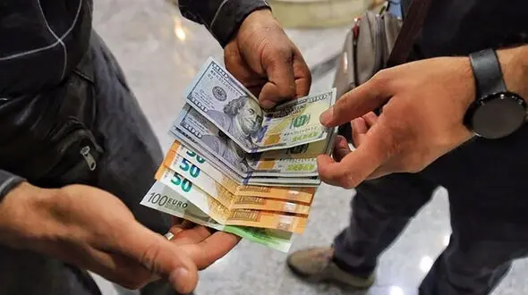 سود روزانه 30 میلیون تومانی دلال ها در بازار دلار ادامه دارد / ضرورت توقف عرضه ارز با کارت ملی