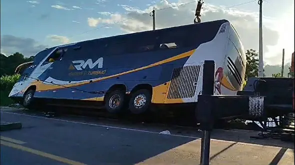 مرگ راننده اتوبوس در تصادف شاخ به شاخ 