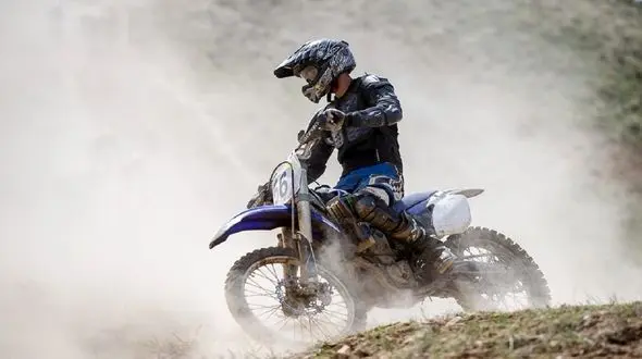 خوش شانسی مرد موتورسوار در حرکت خطرناک یک ماشین ! + فیلم