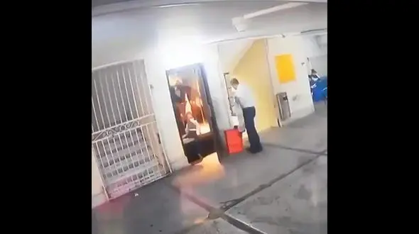 فیلم لحظه نجات به موقع پسر یک مادر بی احتیاط شیرازی از له شدن در آسانسور 