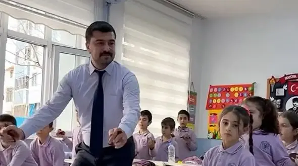 فیلم / آواز شاد؛ این آقا معلم جذاب صبح به صبح اول با بچه ها میرقصه بعد درس شروع میکنه