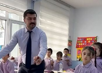 فیلم / آواز شاد؛ این آقا معلم جذاب صبح به صبح اول با بچه ها میرقصه بعد درس شروع میکنه