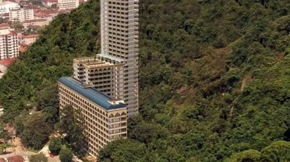 قبرستان عمودی که بیشتر شبیه به یک برج بلند است+عکس