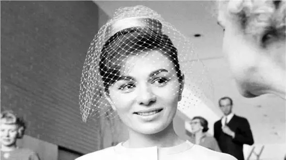 عکس / سفر به ایام قدیم  /  فرح دیبا در دفتر کاخ اختصاصی در اوج جوانی اش ! / سال 1959