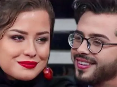 فیلم/ استایل چشم نواز مهراوه شریفی نیا در تلویزیون افغانستان/ بلوز و دامن  با گوشواره های خاص