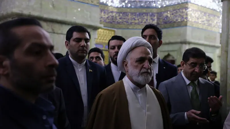 حجت‌الاسلام والمسلمین محسنی اژه‌ای که در راس هیئت عالی‌رتبه قضایی  وارد عراق شده بود، شب گذشته عازم شهر کاظمین شد و حرم مطهر امام موسی کاظم (ع) و امام جواد (ع) را زیارت کرد.
